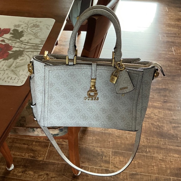 Guess Handbag - Picture 1 of 2